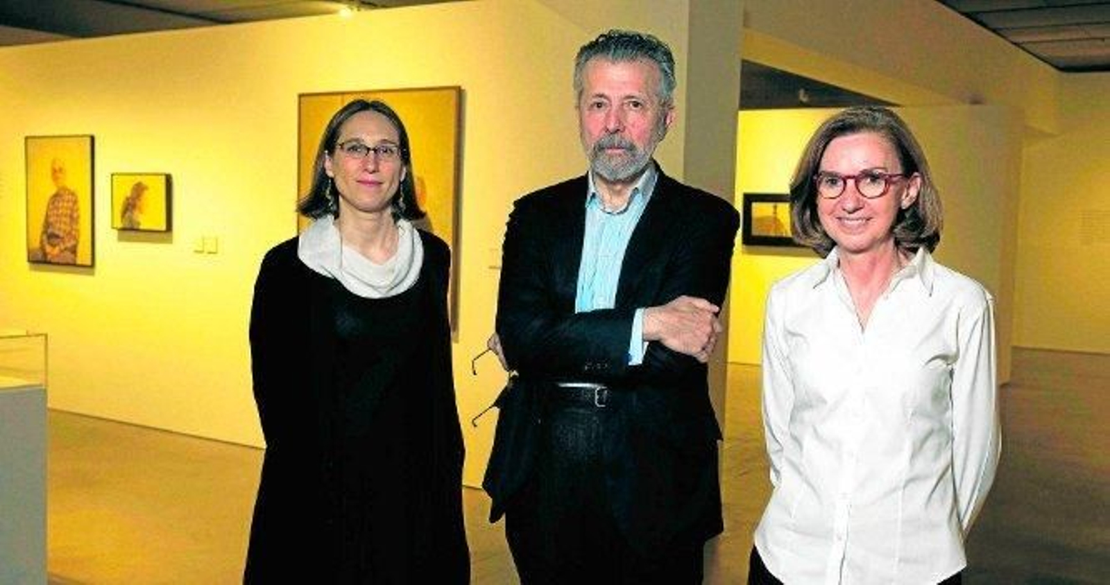 Hernán Cortés junto a las comisarias, Beatriz Cordero y Lola Jiménez-Blanco.