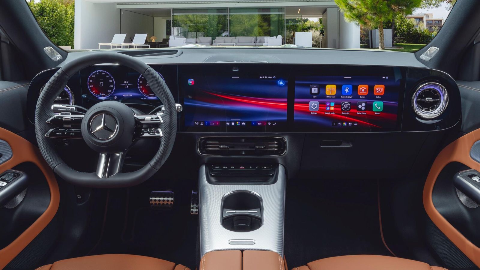 Las tres pantallas consecutivas que ocupan prácticamente todo el salpicadero replican la tendencia en el segmento de los modelos premium.