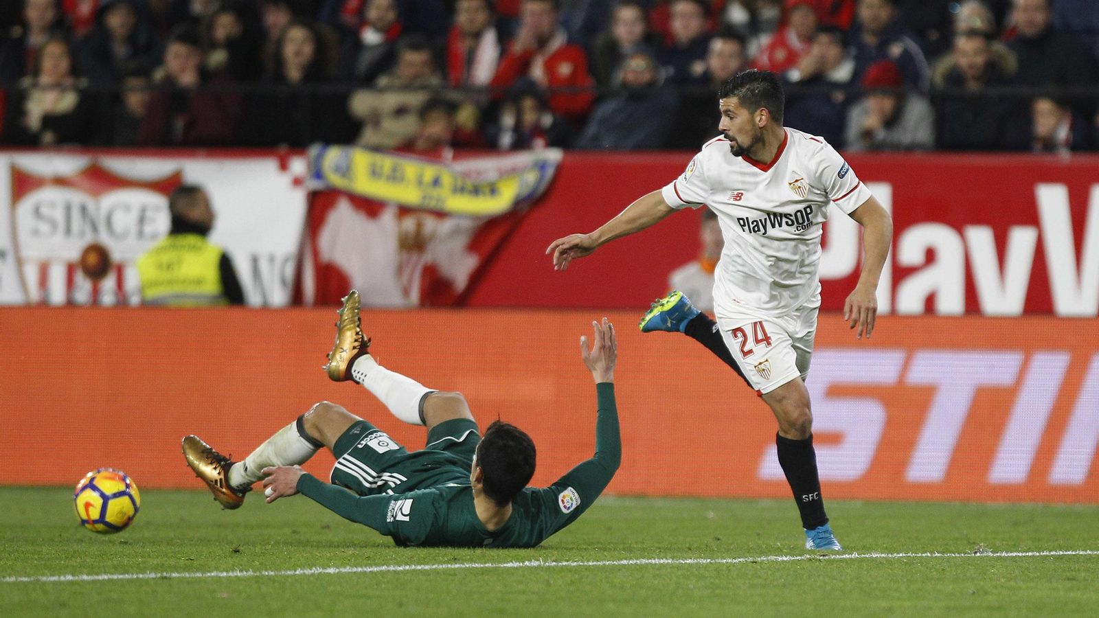 Un defensa bético cae ante Nolito.