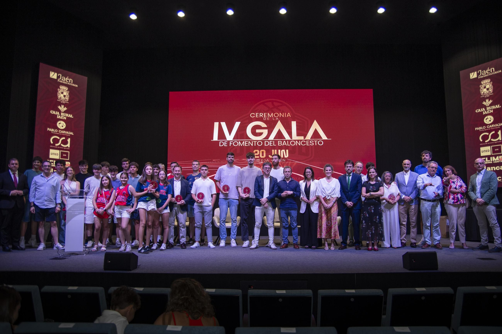 Foto de familia tras la gala con premiados y autoridades.