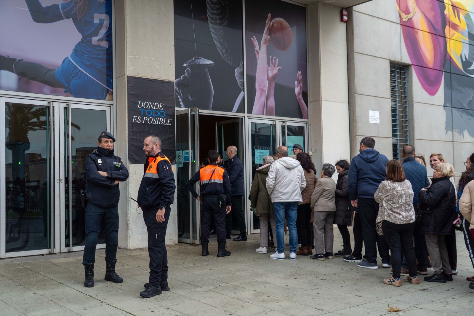 Fotografías del ambiente previo a la Misa funeral por las víctimas del accidente ferroviario