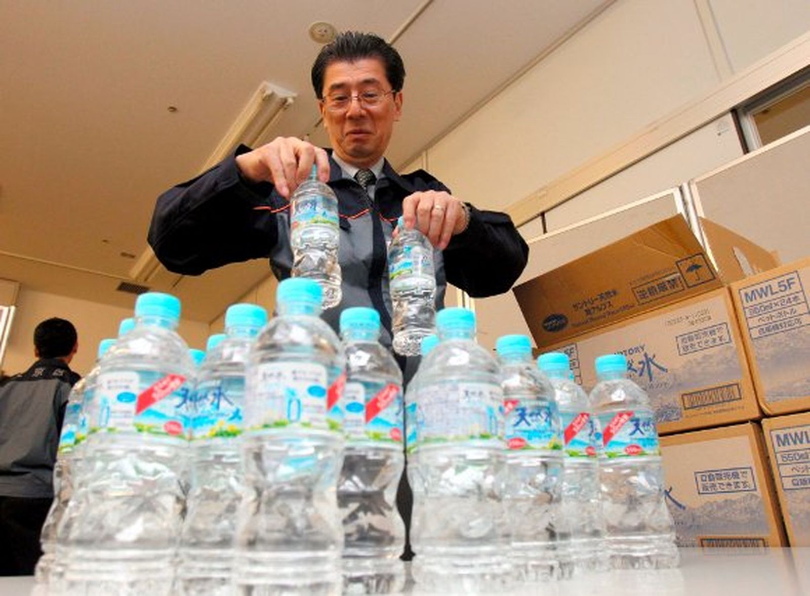 Tokio agota el agua embotellada ante los avisos sobre radiactividad