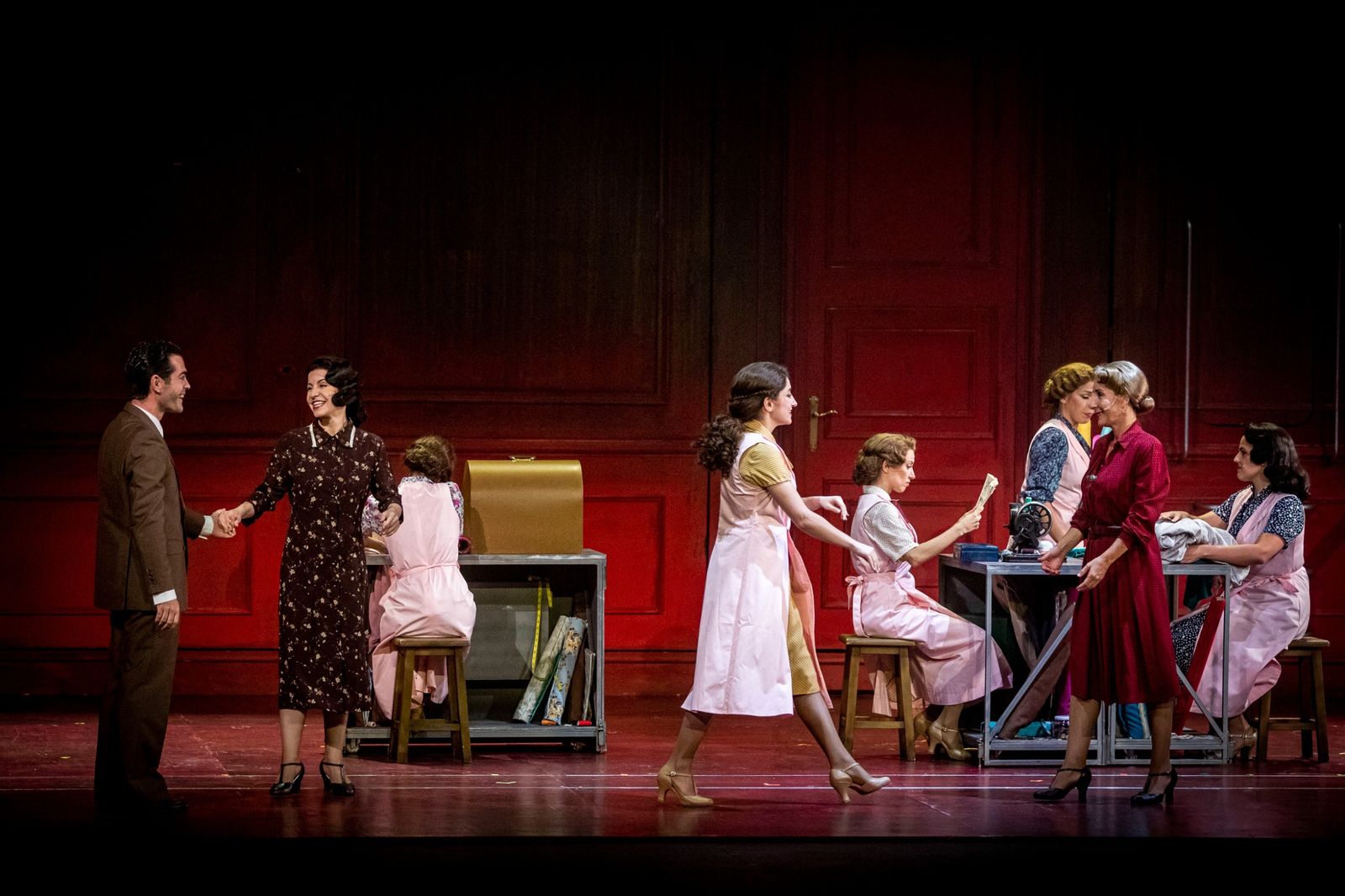 Imágenes del musical 'El tiempo entre costuras' en el Gran Teatro Falla