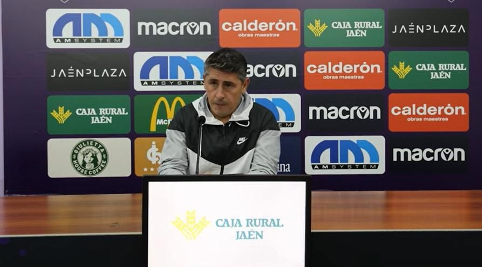 Roberto Peragón, en la rueda de prensa previa al duelo de este domingo.