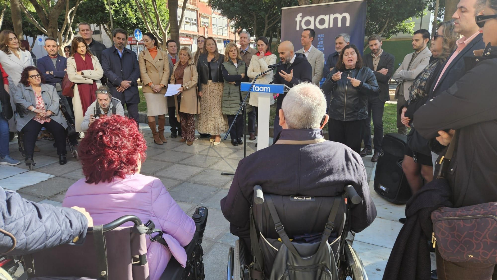 El presidente de FAAM, Valentín Sola, durante su intervención en el acto conmemorativo, en la Rambla de Almería.
