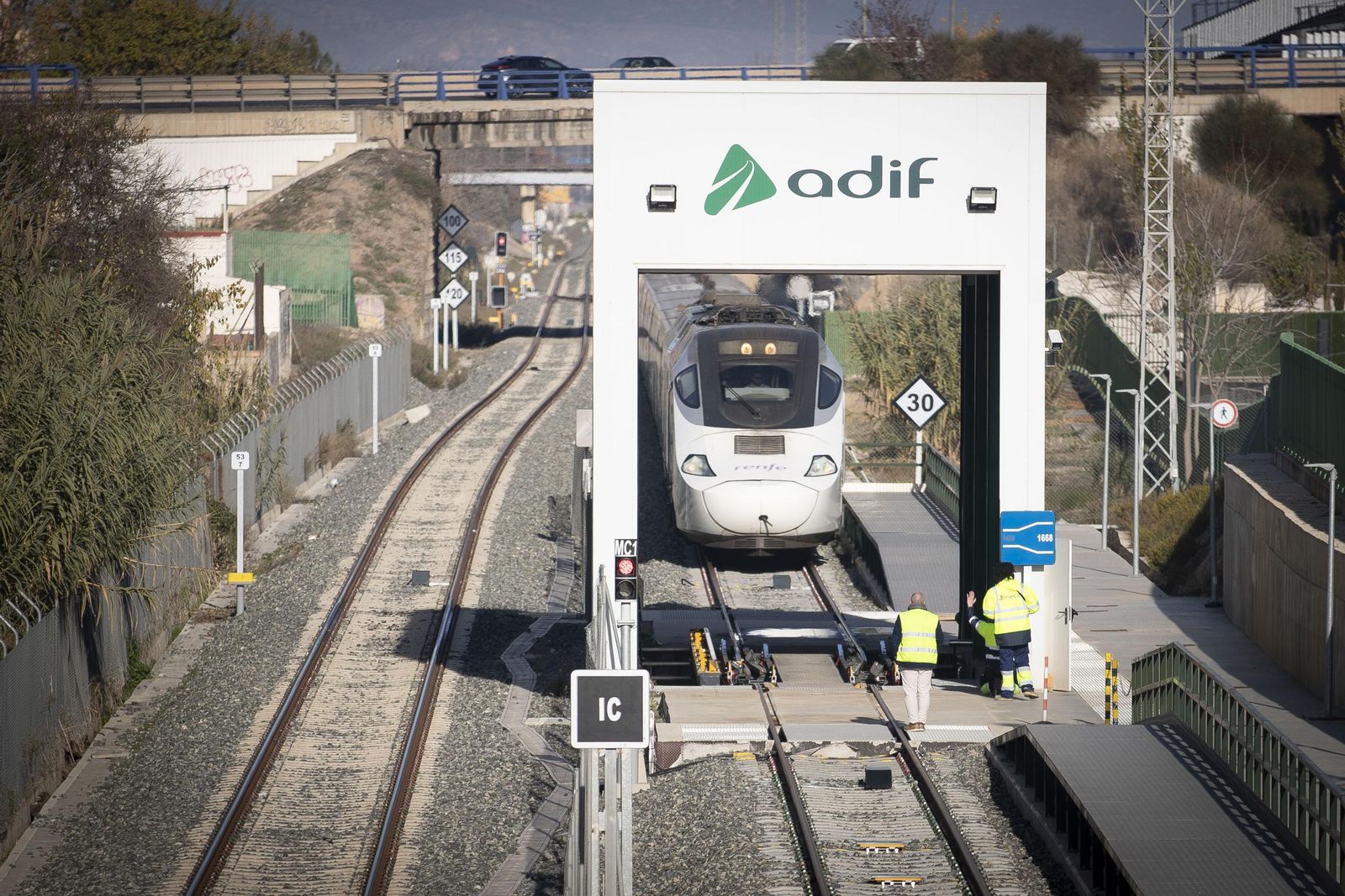 Granada estrena cuarta frecuencia por tren con Madrid gracias al Alvia con Almería, que además inaugura el cambiador de ancho cuatro años y medio más tarde de lo previsto