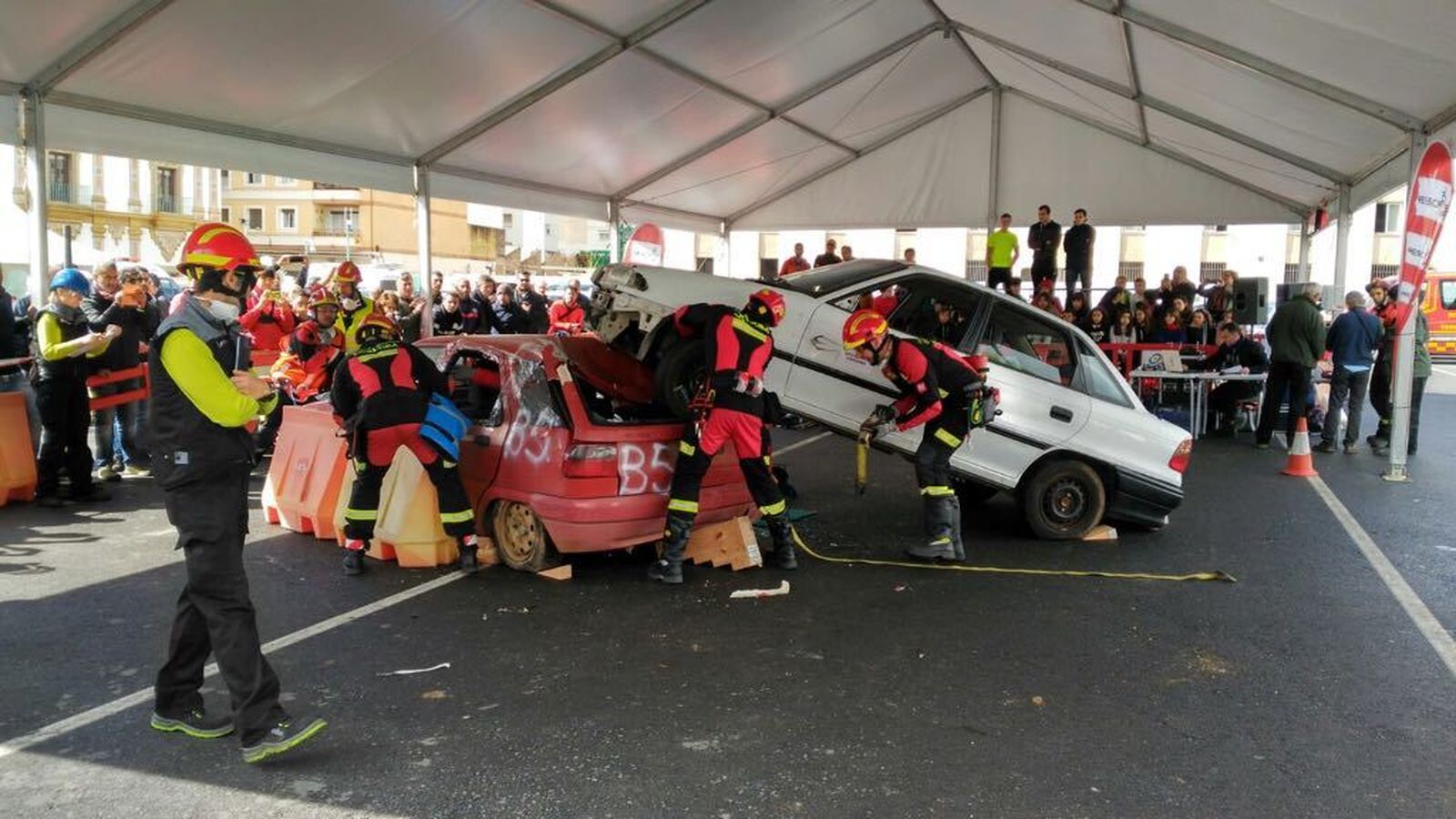 Los bomberos de Córdoba 1 durante una de sus maniobras.