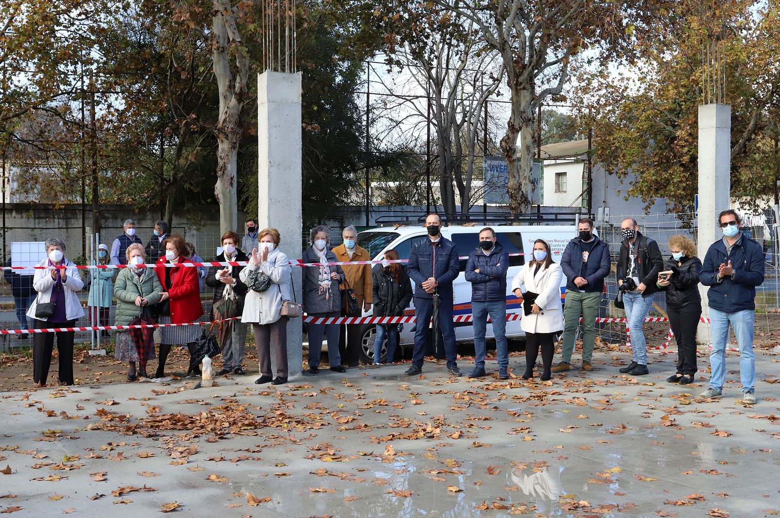 El Obispo de Huelva, Santiago Gómez, coloca la primera piedra de la nueva parroquia de Cristo Sacerdote, en imágenes