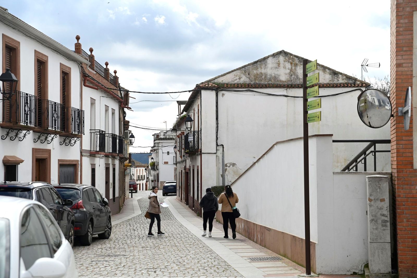 Varias vecinas caminan por una de las calles principales de Adamuz.