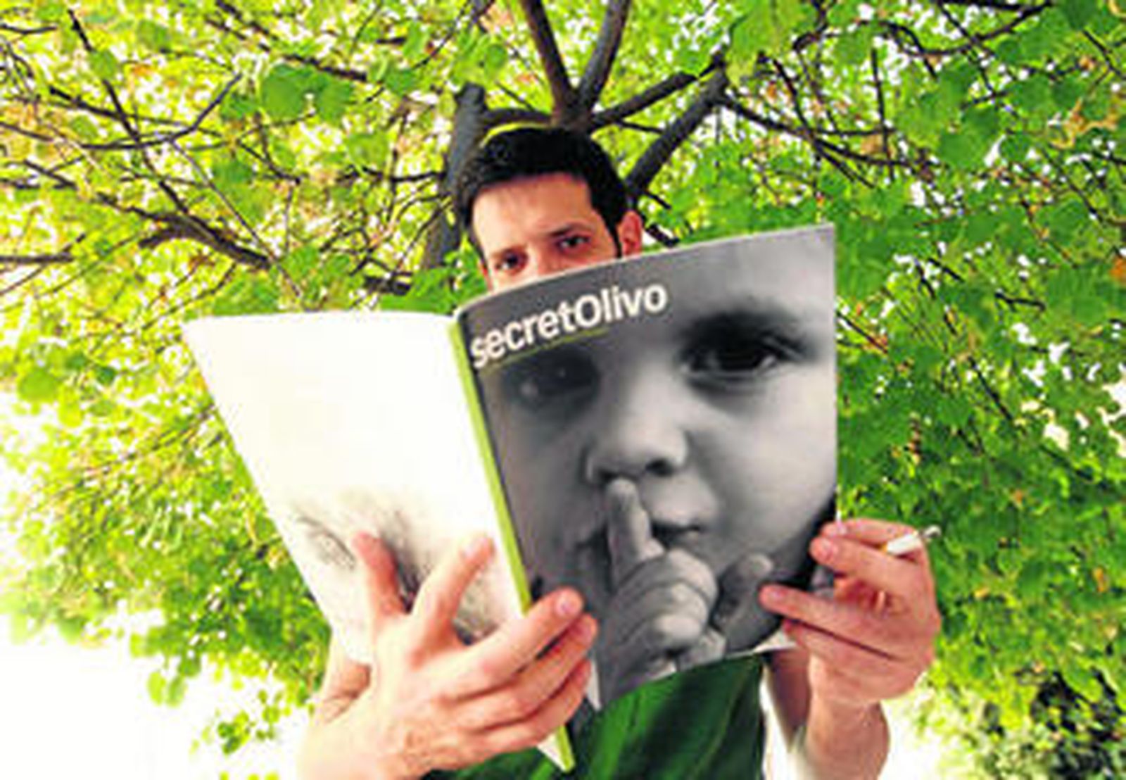 Tono Cano lee el primer número de 'secretOlivo'.