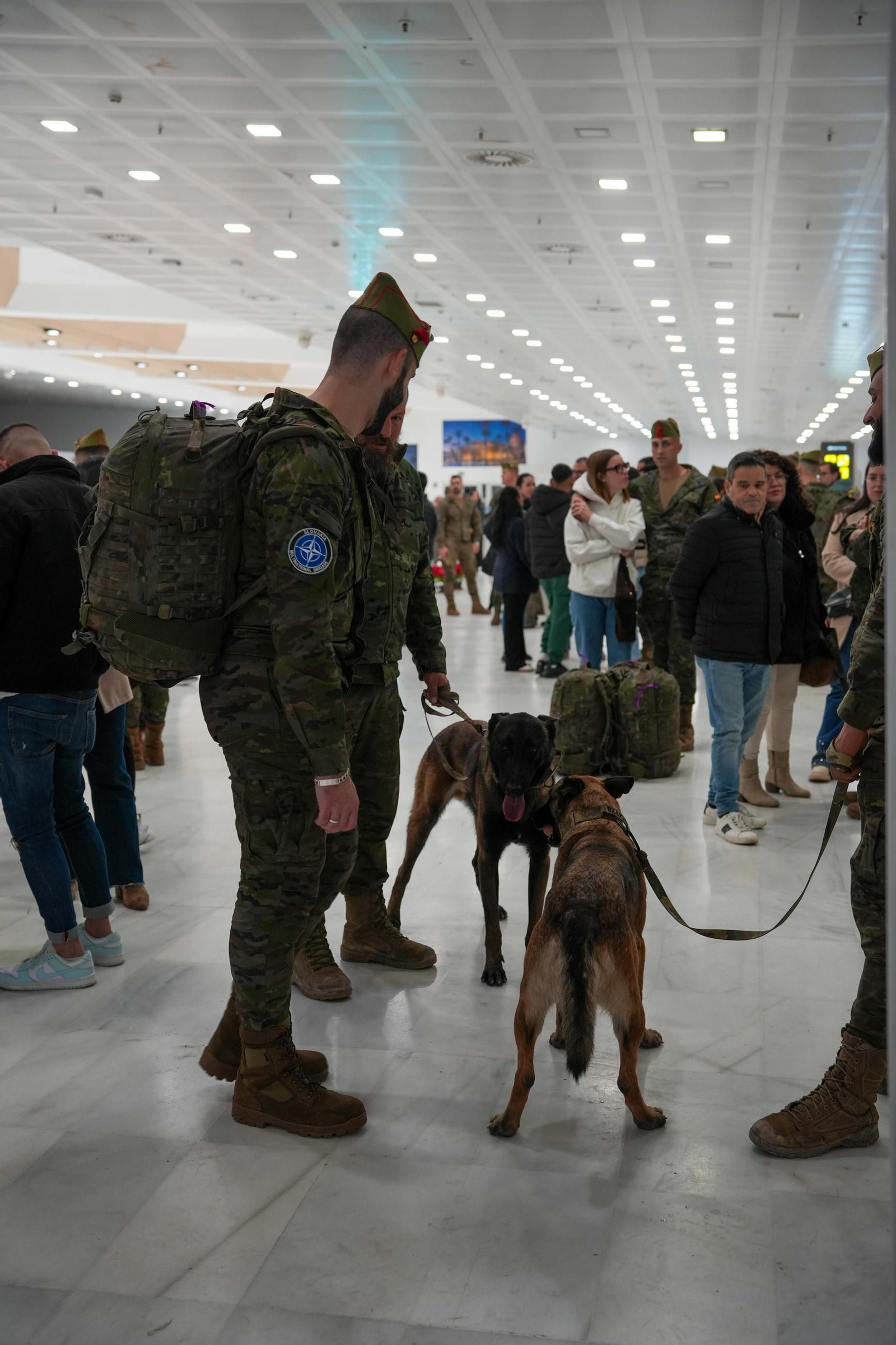 Los militares en el aeropuerto rumbo a Eslovaquia.