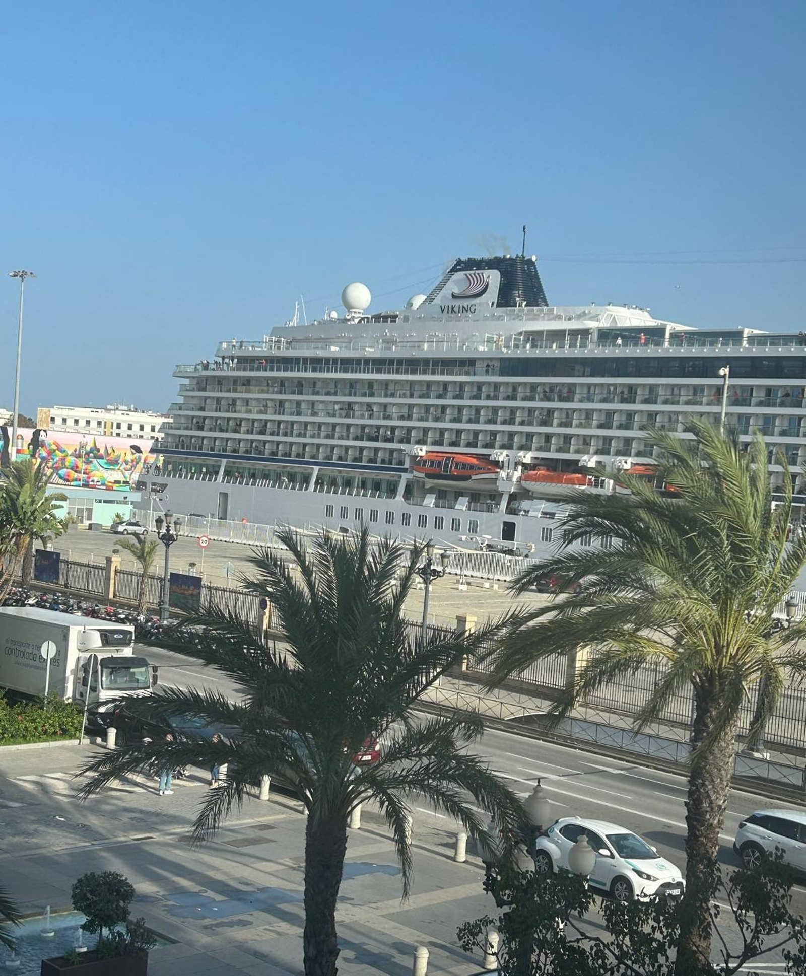 El crucero Viking Saturn quedó atracado este jueves en el Muelle Ciudad del puerto de Cádiz