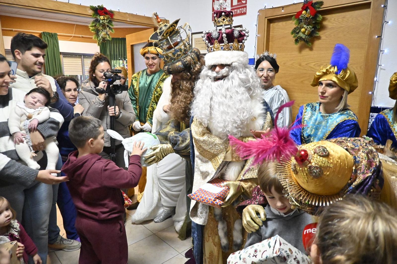 Las fotos más tiernas de la visita de los Reyes Magos a los ancianos de Huelva este 5 de enero