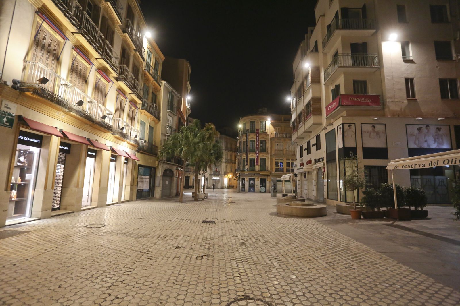 El coronavirus dibuja una noche desierta en el centro de Málaga, en fotos