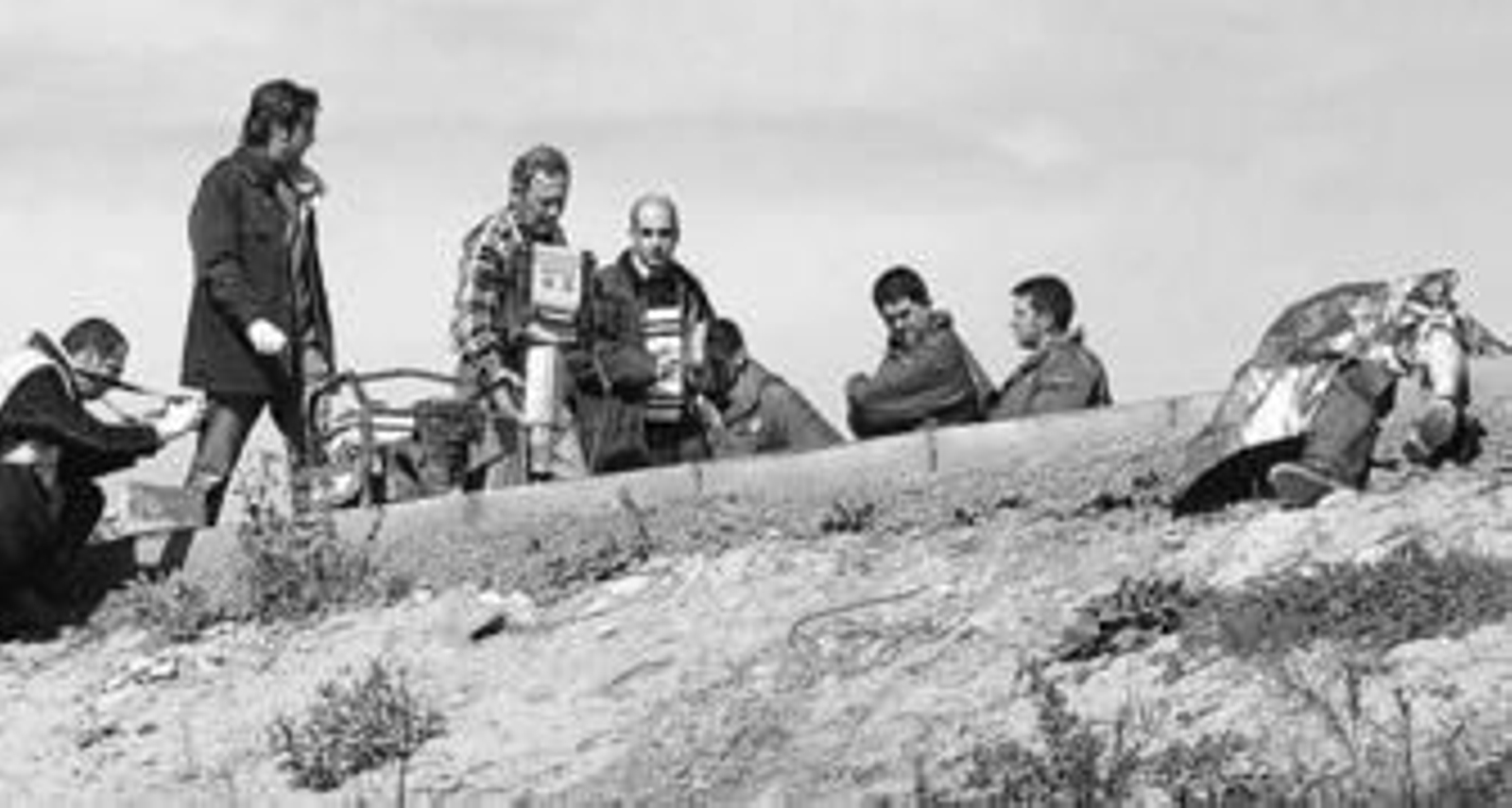 El trabajador, de 60 años, yace en el suelo mientras la Policía investiga el suceso.