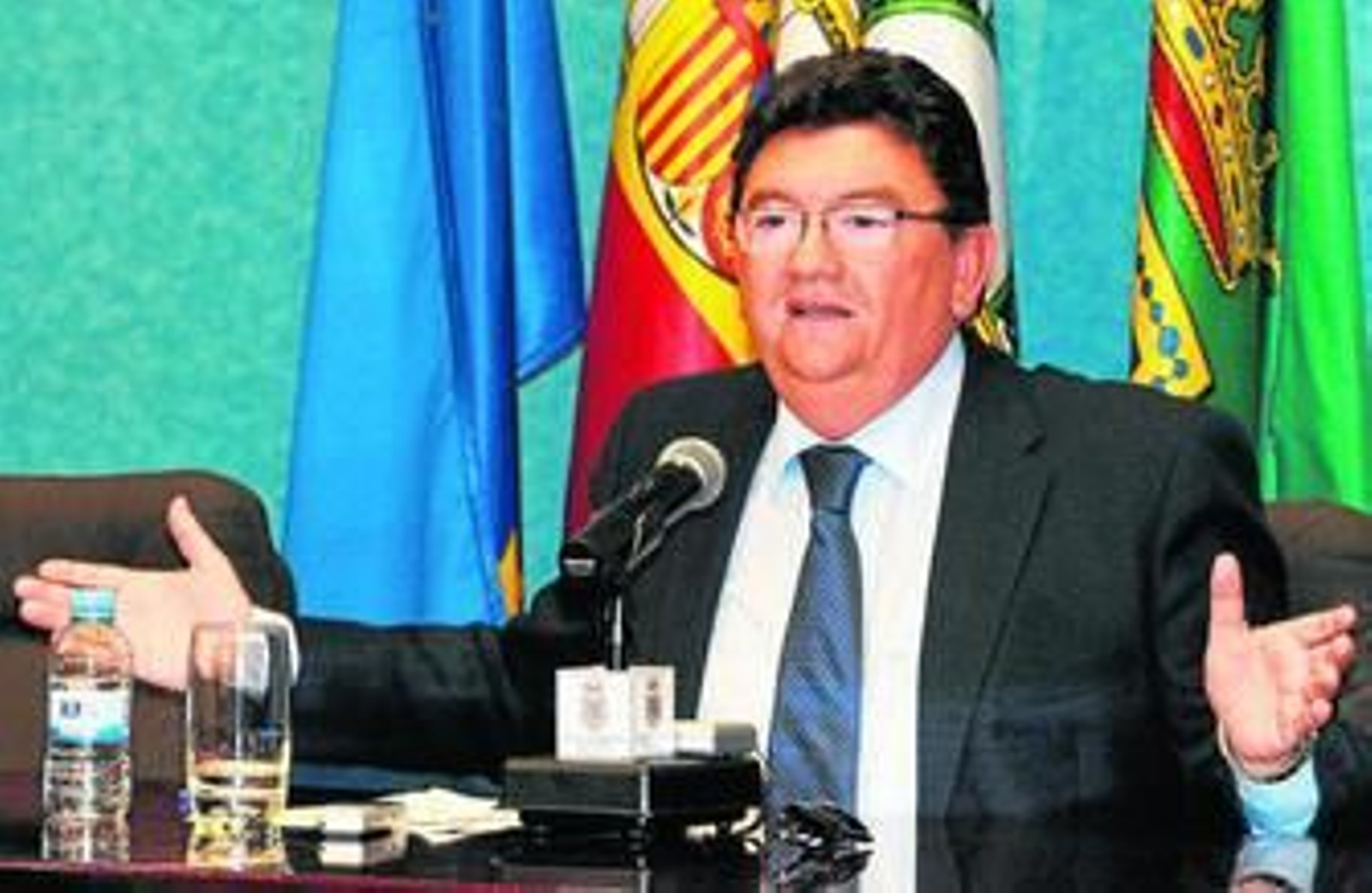 Lorenzo Sánchez abre los brazos en un momento de la rueda de prensa de ayer en el Castillo de Luna.