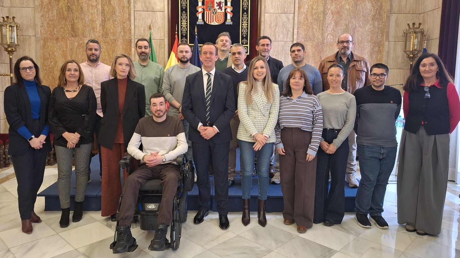 Los nuevos fucncionarios junto al subdelegado del Gobierno en Almería.