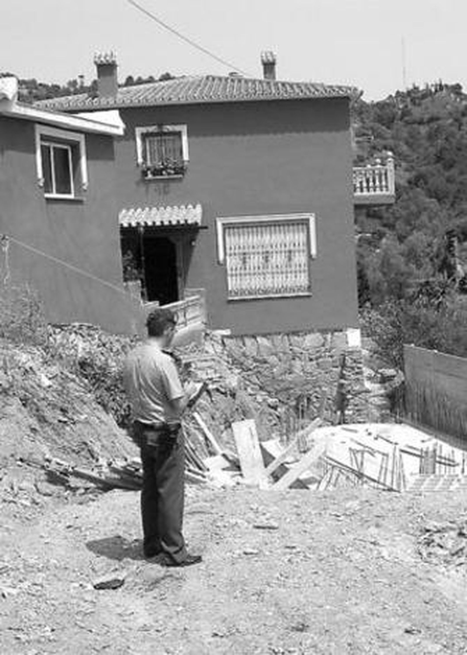 Un agente de la Guardia Civil denuncia una casa ilegal.