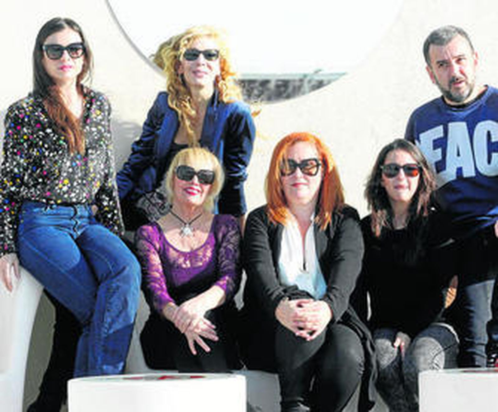 El equipo artístico de 'Lífting', al completo, ayer, durante la presentación de la comedia.