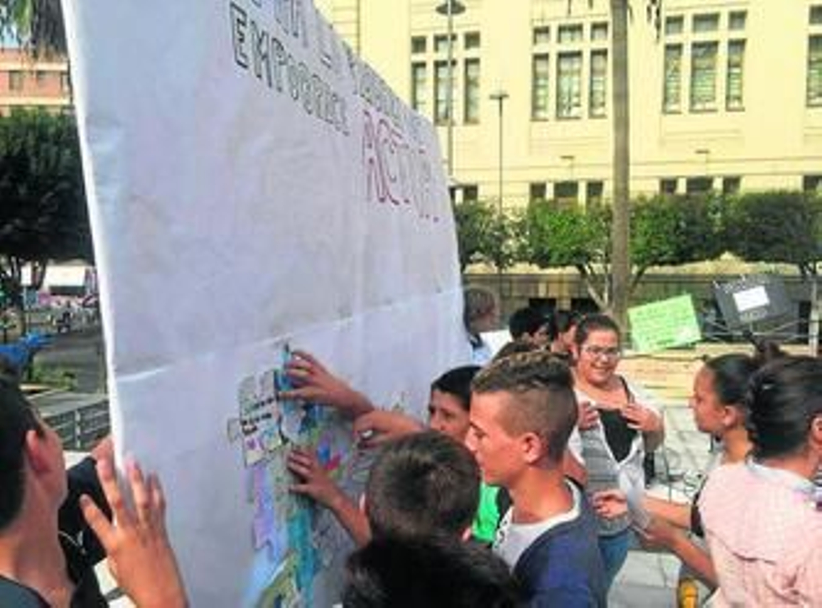 Medio millar de alumnos monta un puzzle reivindicativo contra la pobreza