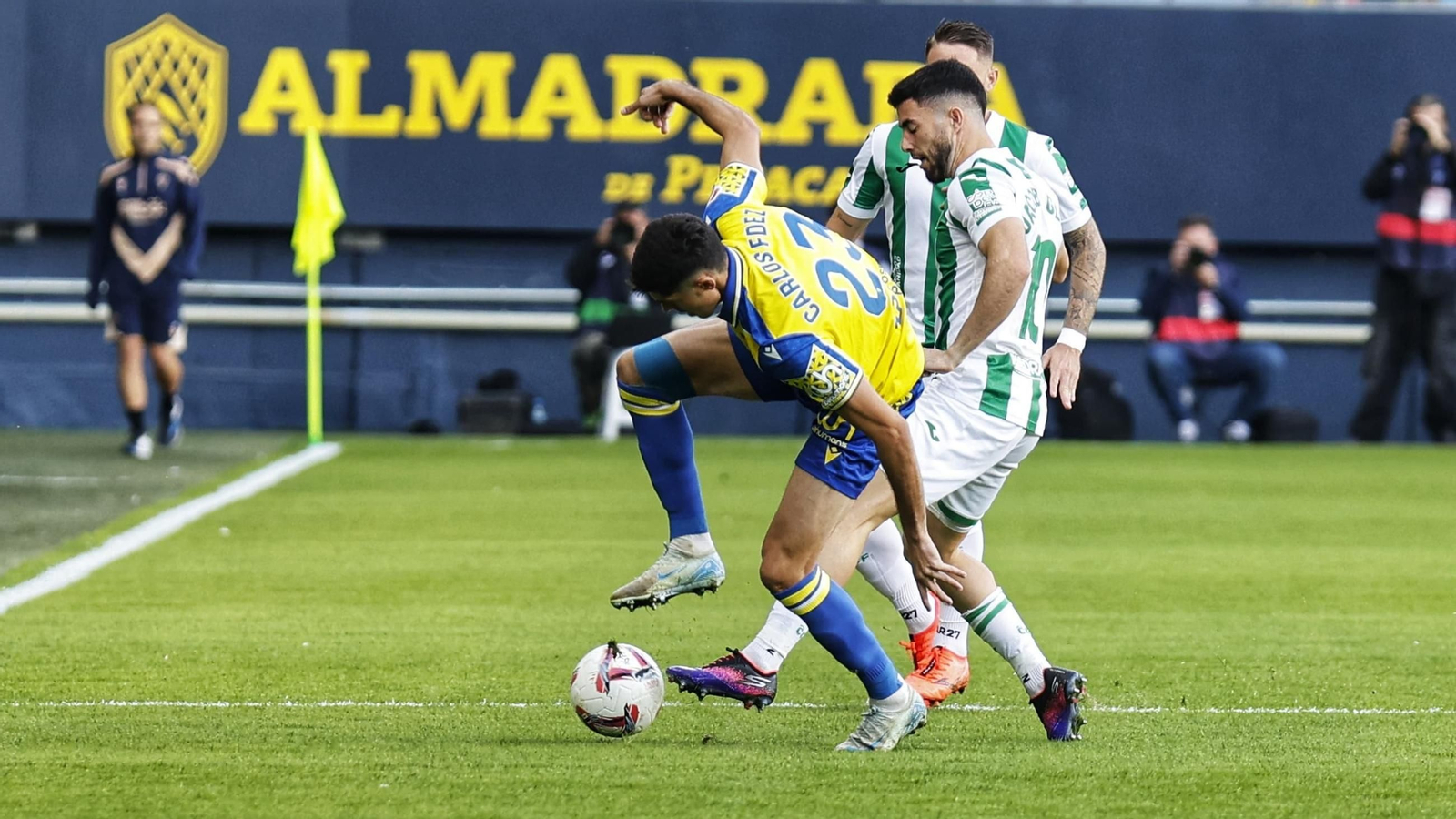 Carlos Fernández trata de pisar el balón ante la presión de Jacobo.
