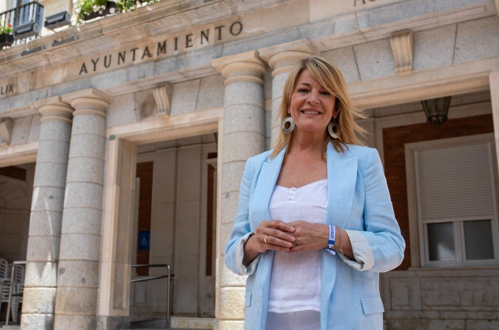 Pilar Miranda frente a la fachada del Ayuntamiento.
