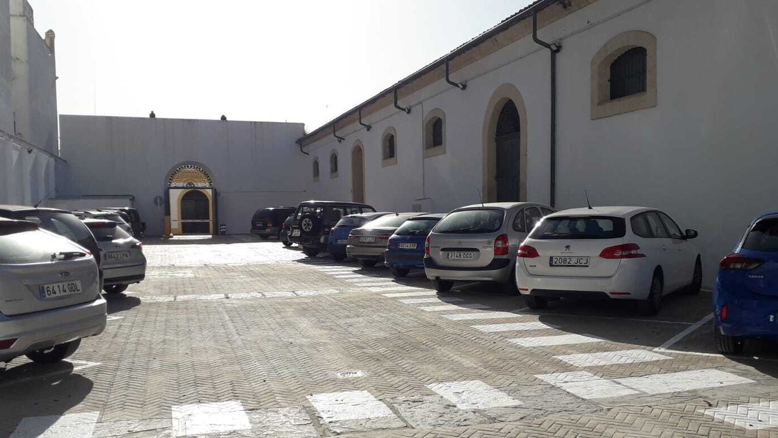 El patio de la bodega se ha habilitado como aparcamiento para los clientes.