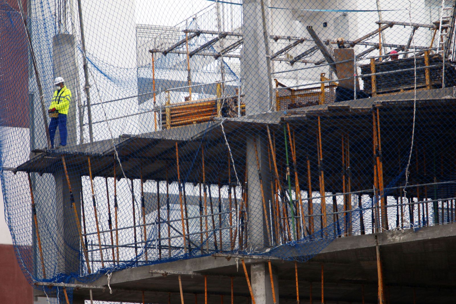 Un edificio en construcción que retomó la actividad en Málaga, este lunes.