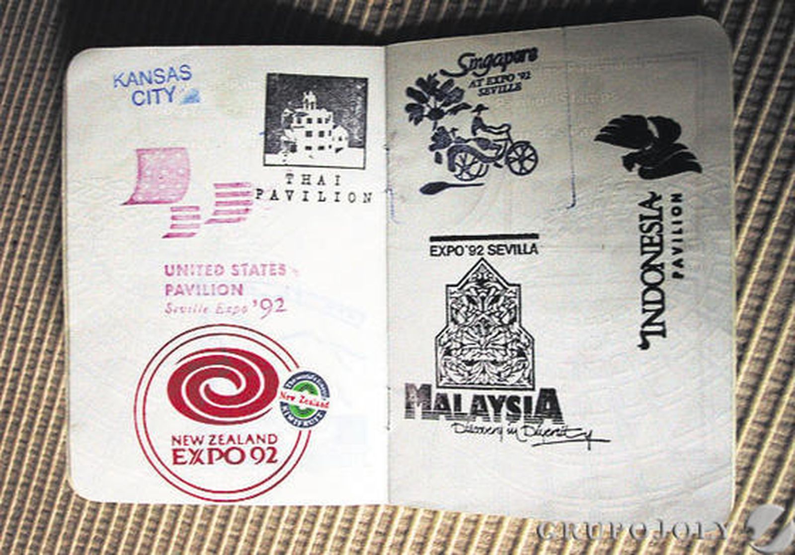 El pasaporte donde los visitantes de los pabellones podían ir estampando el sello de recuerdo.