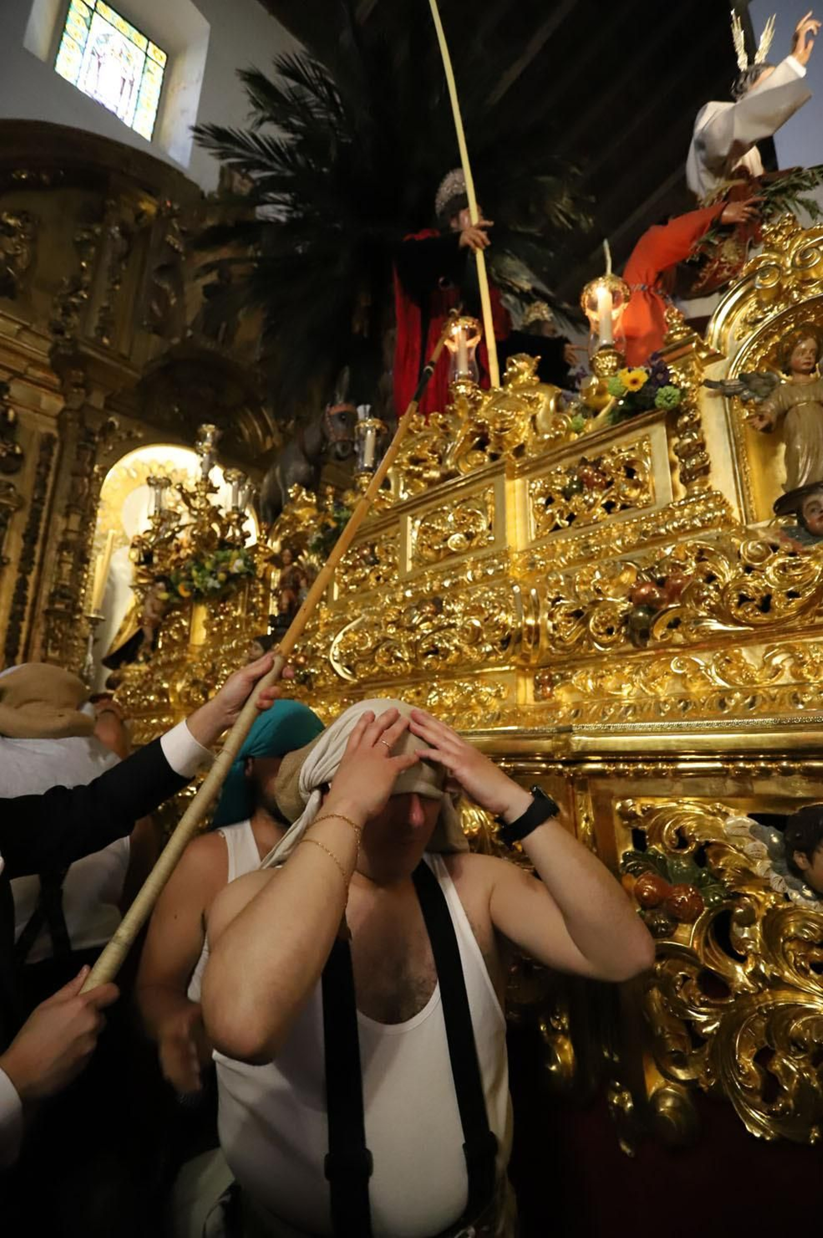 Imágenes del recorrido de la Borriquita  por las calles de Huelva