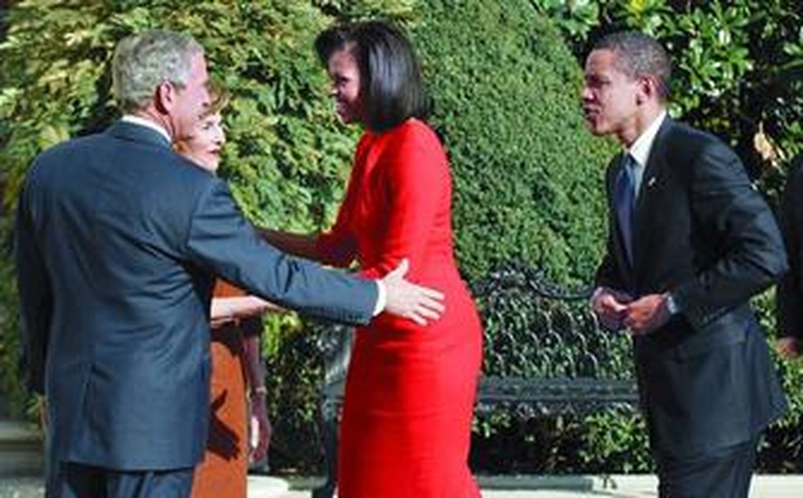 George Bush saluda a Barack Obama mientras Laura hace lo propio con Michelle, ayer en la entrada de la Casa Blanca.