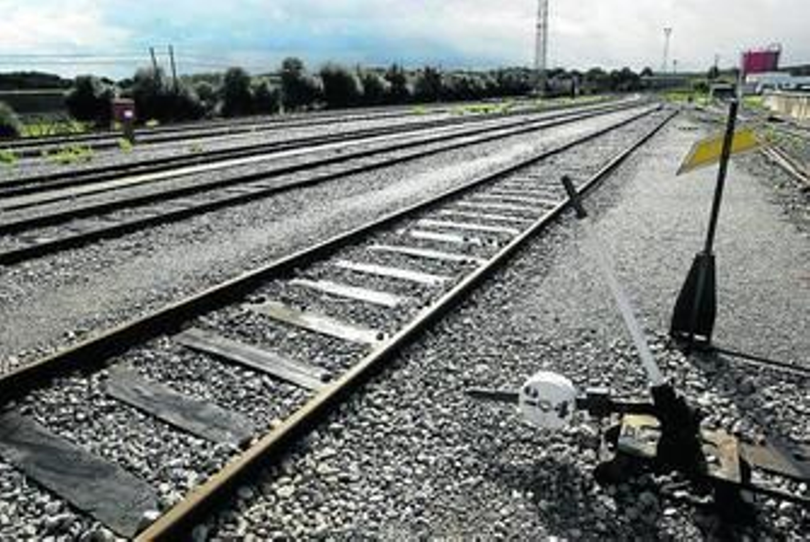 La vía férrea entre Algeciras y Bobadilla, a su paso por la estación de mercancías de Adif en San Roque.