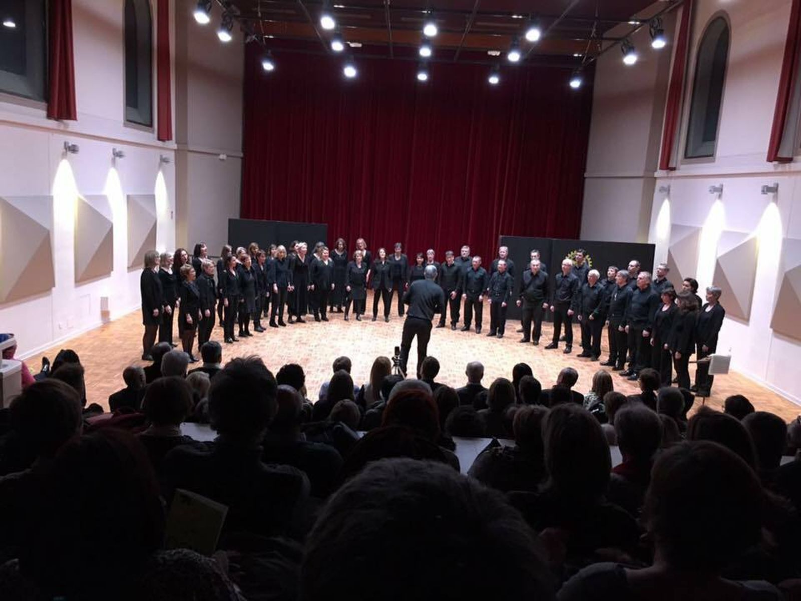 El coro francés Pas*Sages durante uno de sus conciertos.