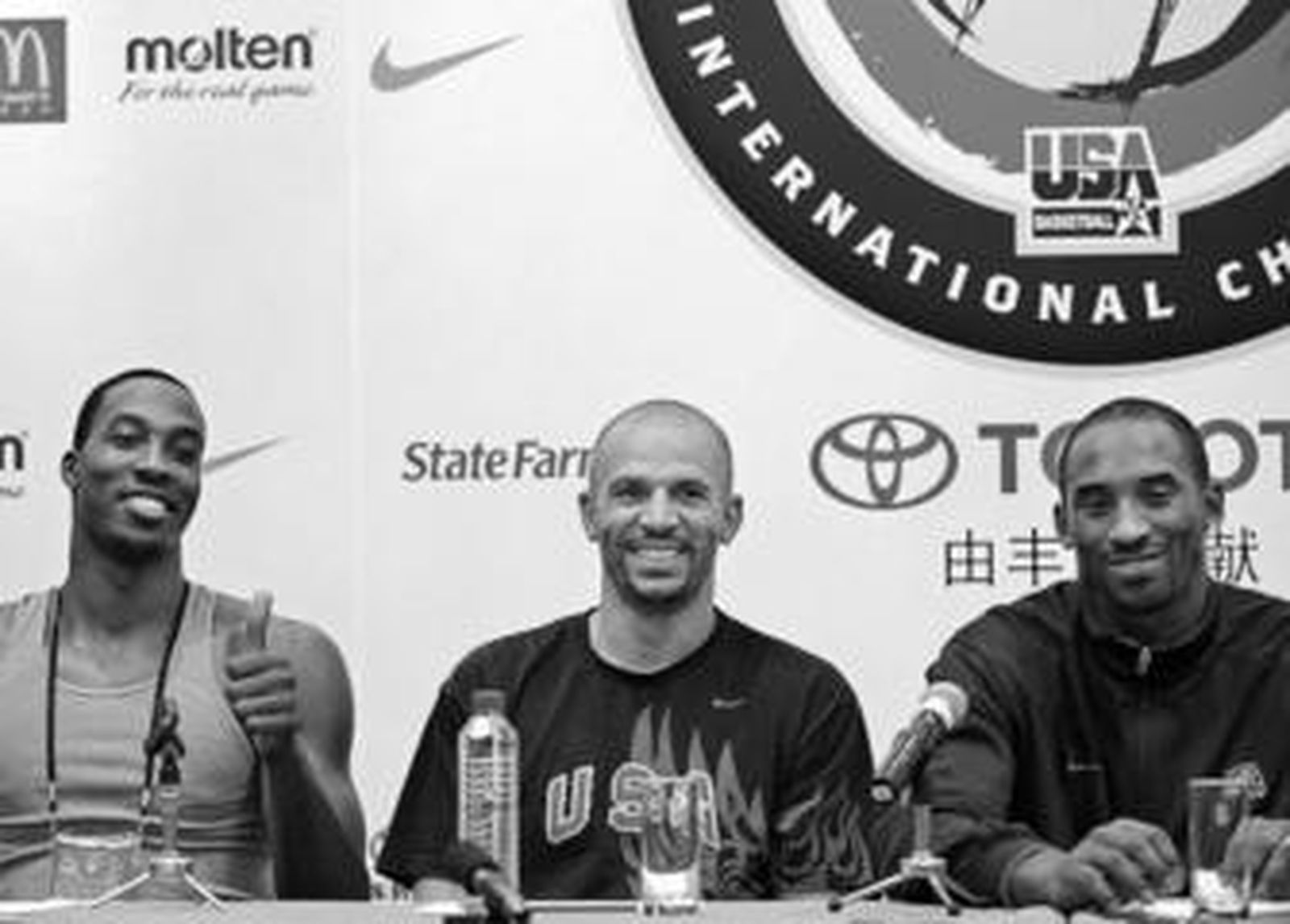 Dwight Howard, Jason Kidd y Kobe Bryant atienden a la prensa antes del entrenamiento en Shanghai.