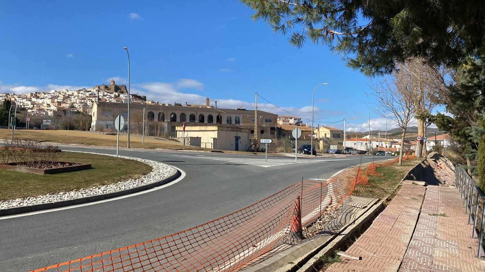 Daños junto a rotonda en Serón.