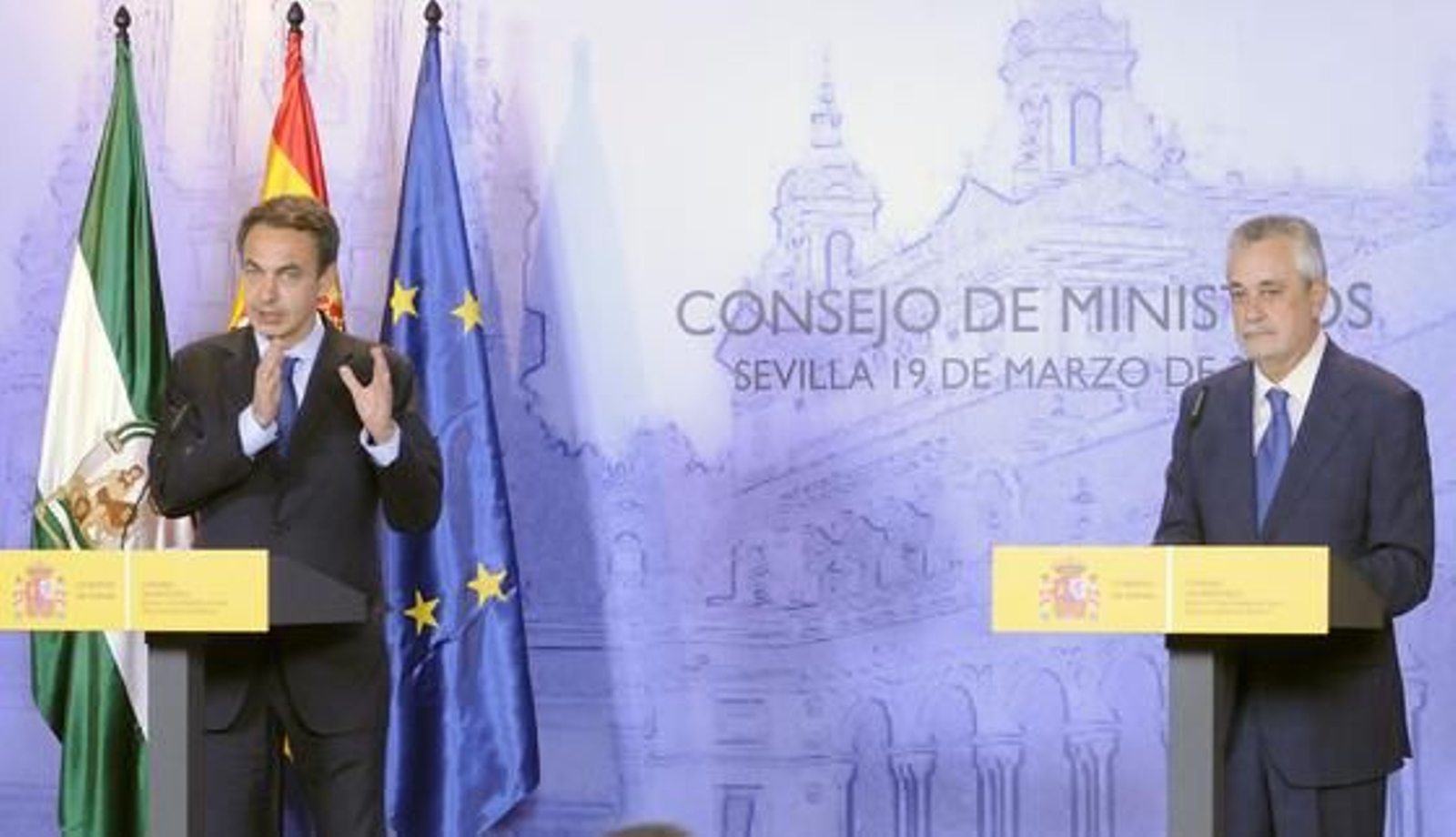 El presidente del Gobierno durante su discruso ante el Consejo de Ministros; el presidente de la Junta de Andalucía, a la derecha, espera su turno de palabra.

Foto: Juan Carlos Vázquez