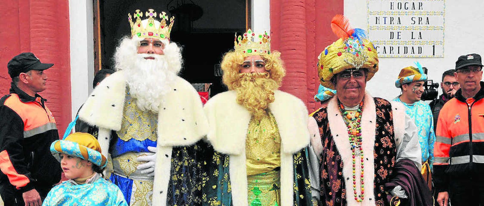 Melchor, Gaspar y Baltasar en el Barrio Bajo de Arcos, en la puerta del asilo de la Caridad.