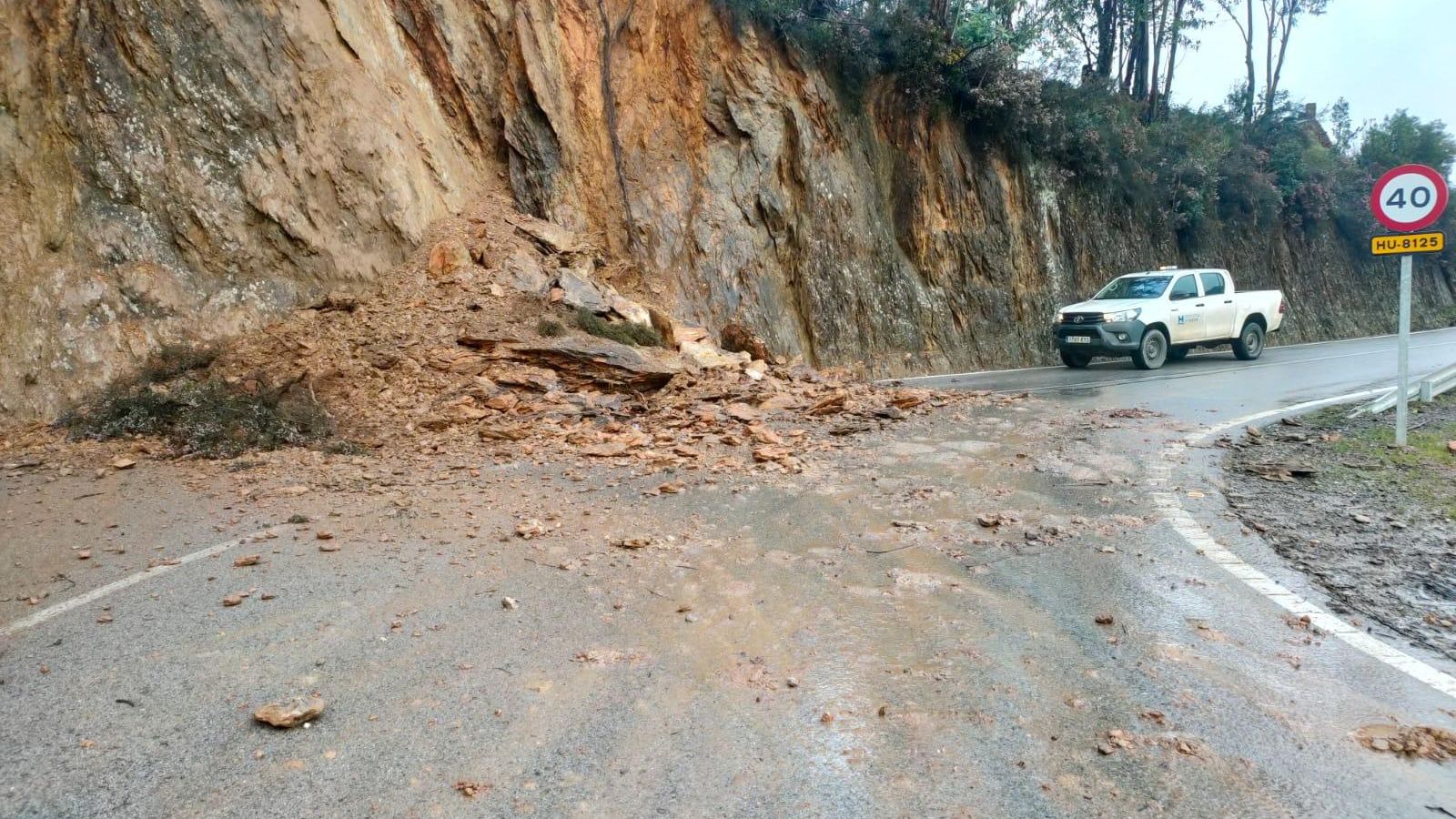 Carretera de Huelva afectada por un desprendimiento.