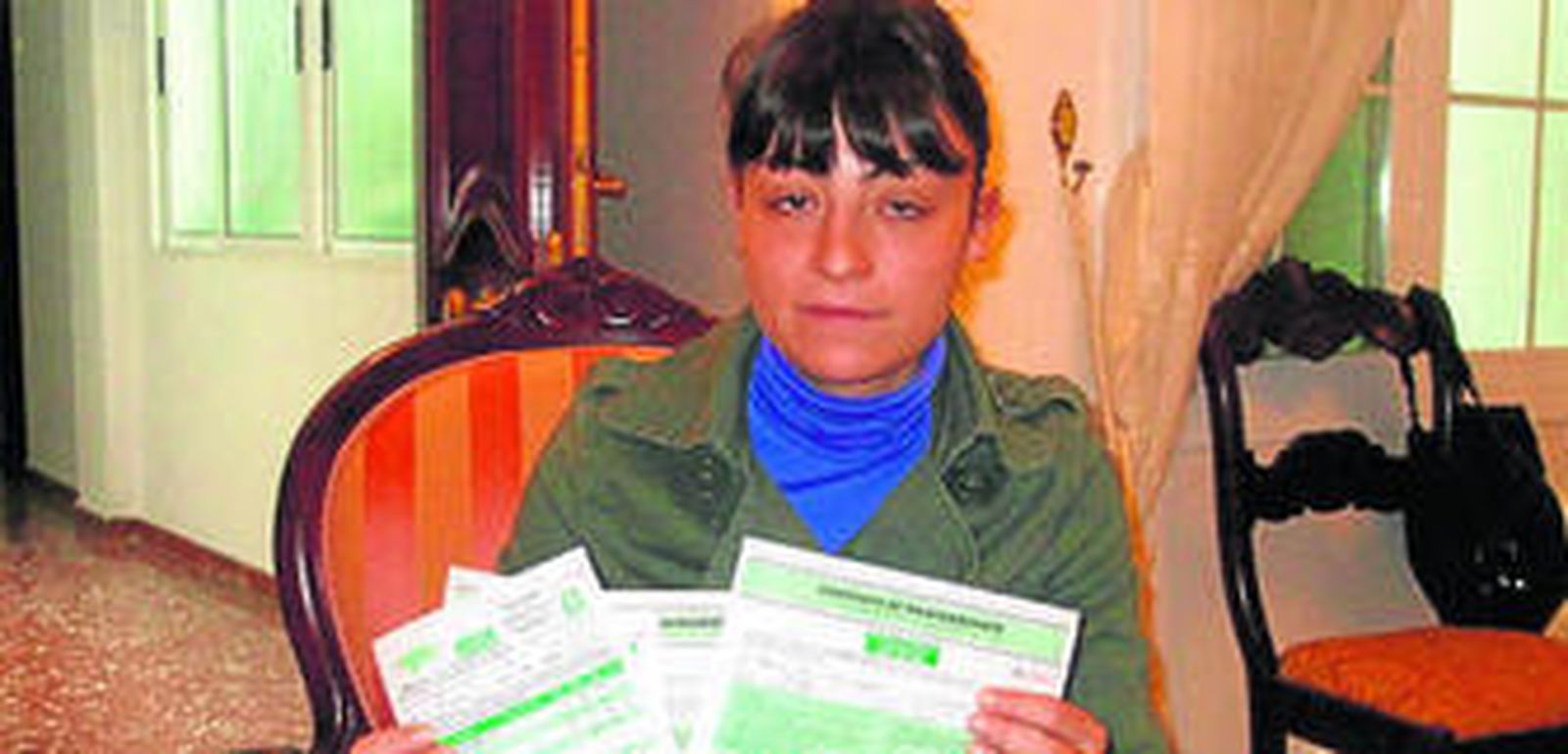 María Paz Pérez muestra los papeles que asegura firmó "presionada".