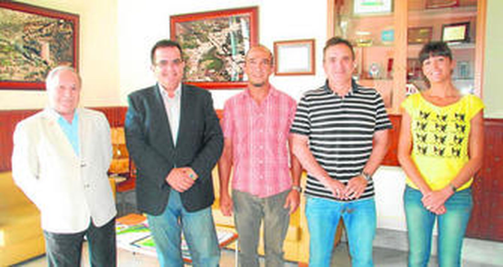 El alcalde de Níjar, Antonio Jesús Rodríguez, y la concejal de Turismo, Mª José Herrada, con Simón López, de Capitanía Marítima de Almería y técnicos.