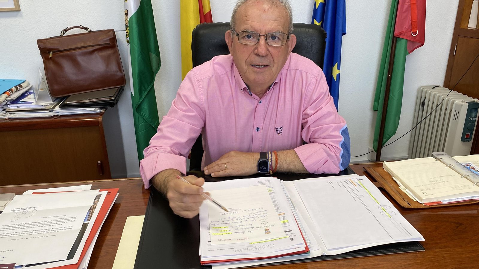 Antonio Bonilla en su despacho de Alcaldía durante la entrevista.