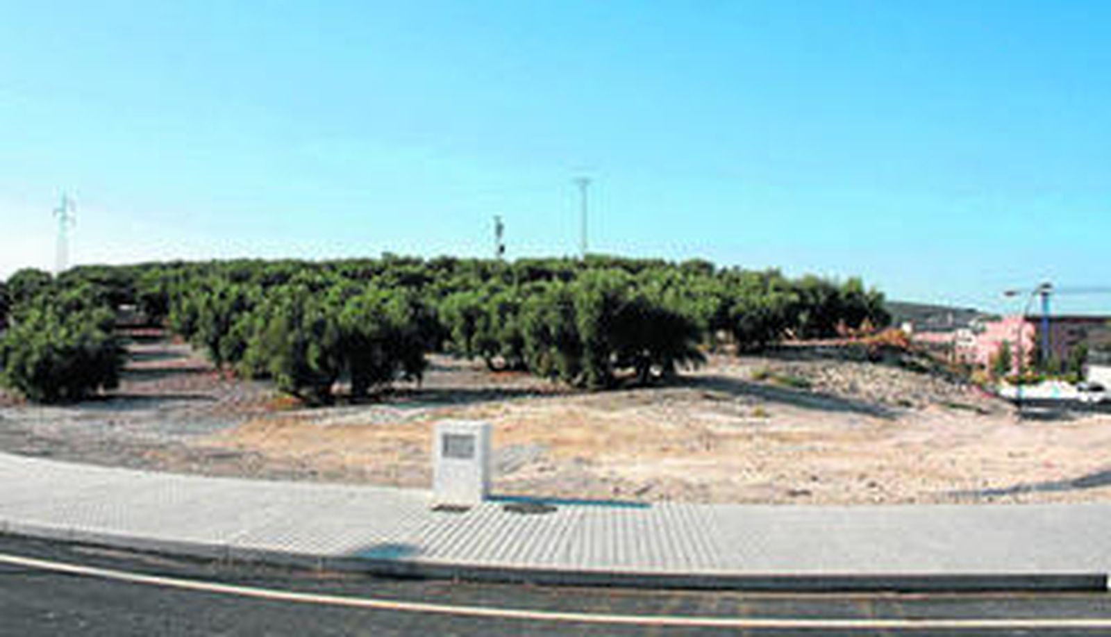 Terrenos junto a la antigua N-331 en los que se edificará el centro sociosanitario de la ciudad lucentina.