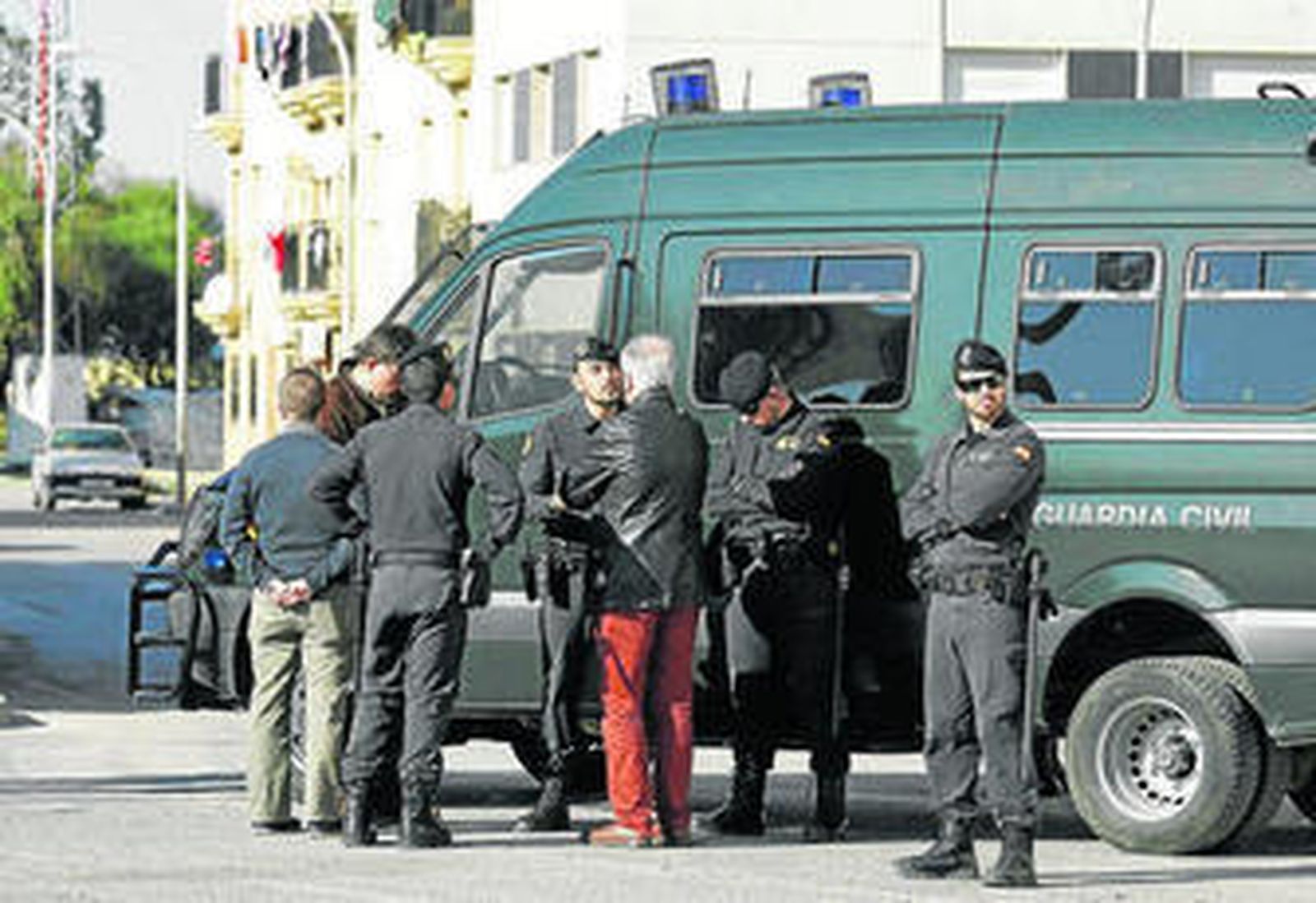 Efectivos de la Guardia Civil, ayer en Roquetas.