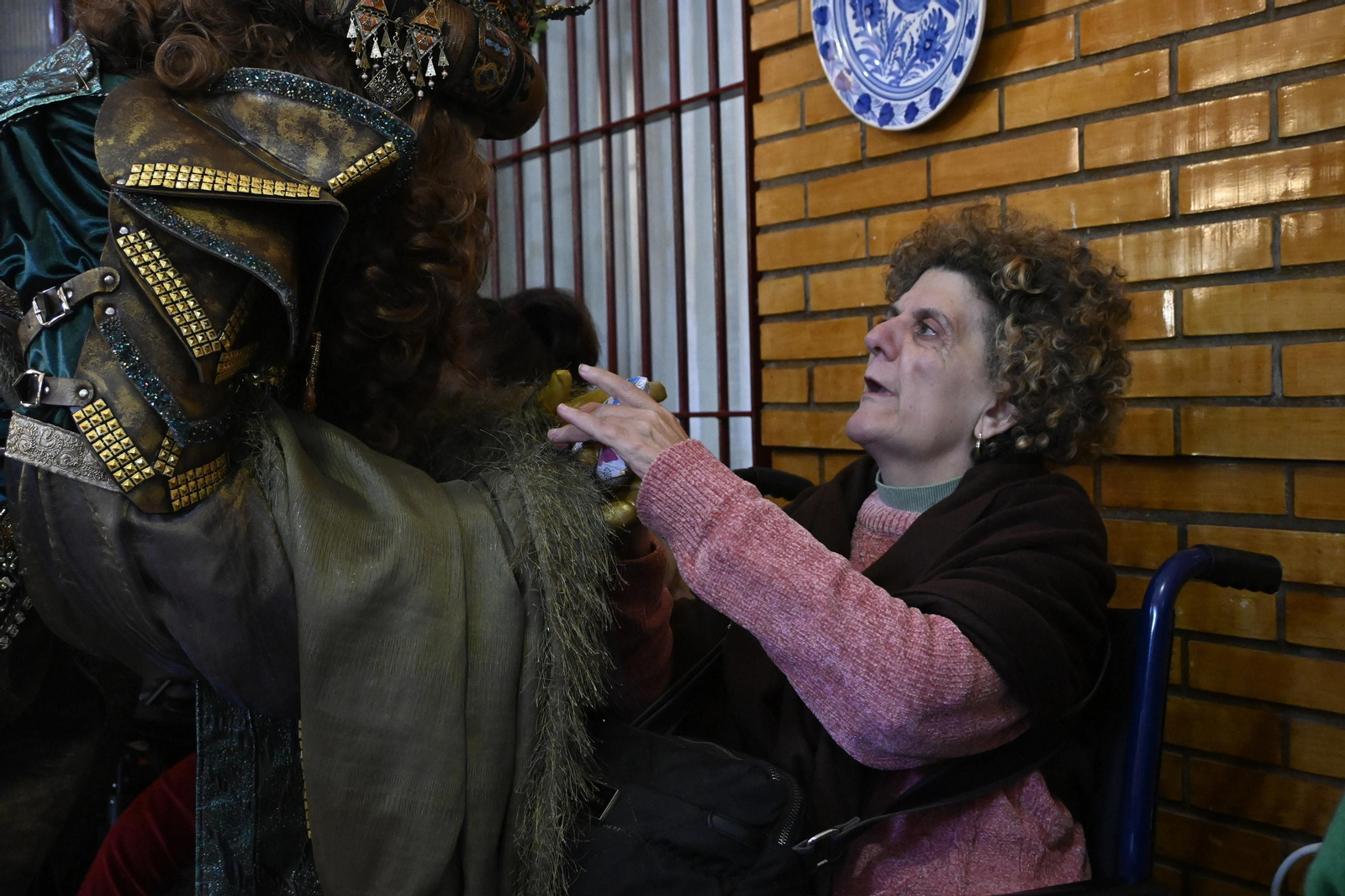 Visita de los Reyes Magos a los ancianos de los asilos de Huelva, en imágenes