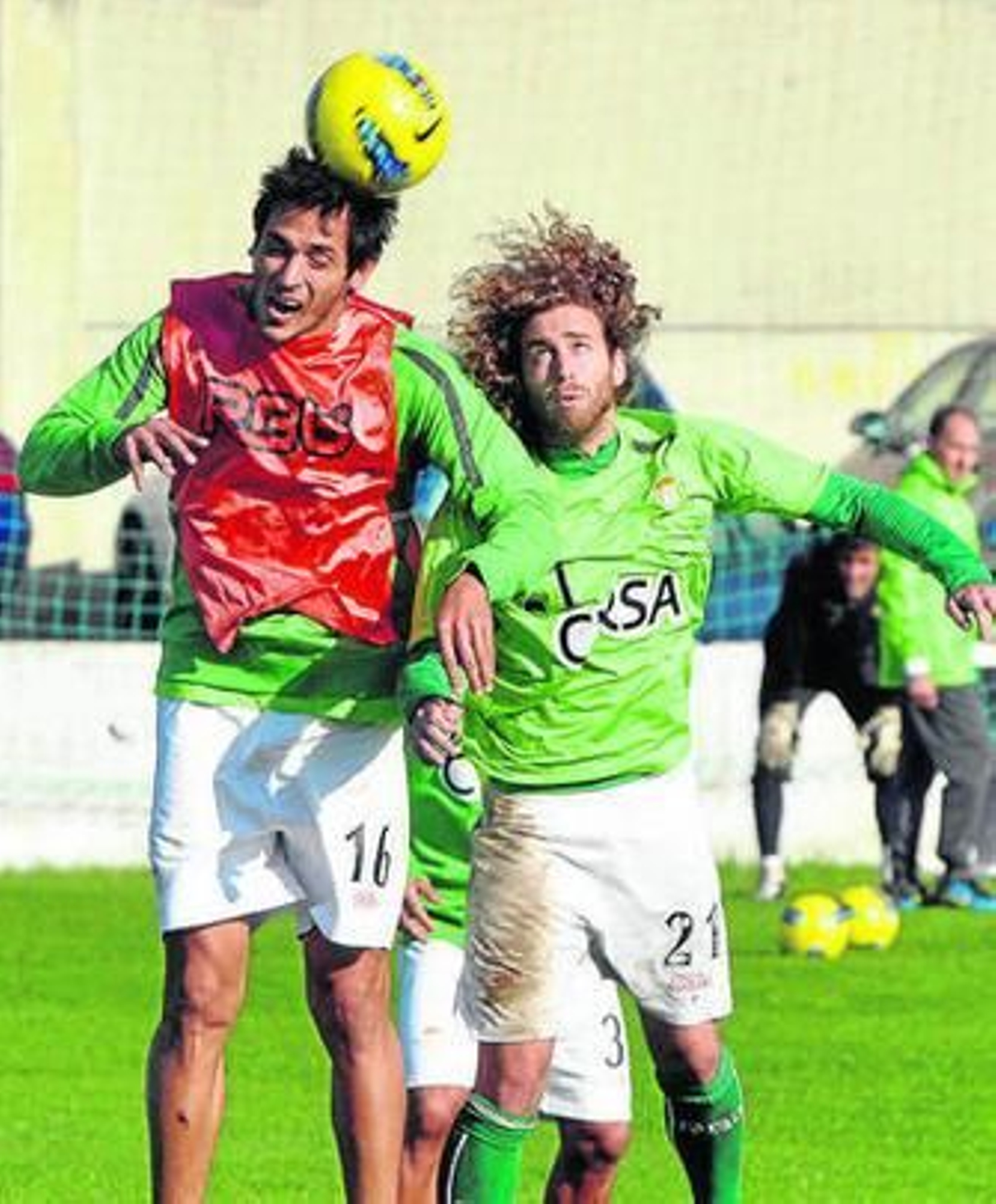 Santa Cruz se lleva el balón de cabeza ante Cañas.