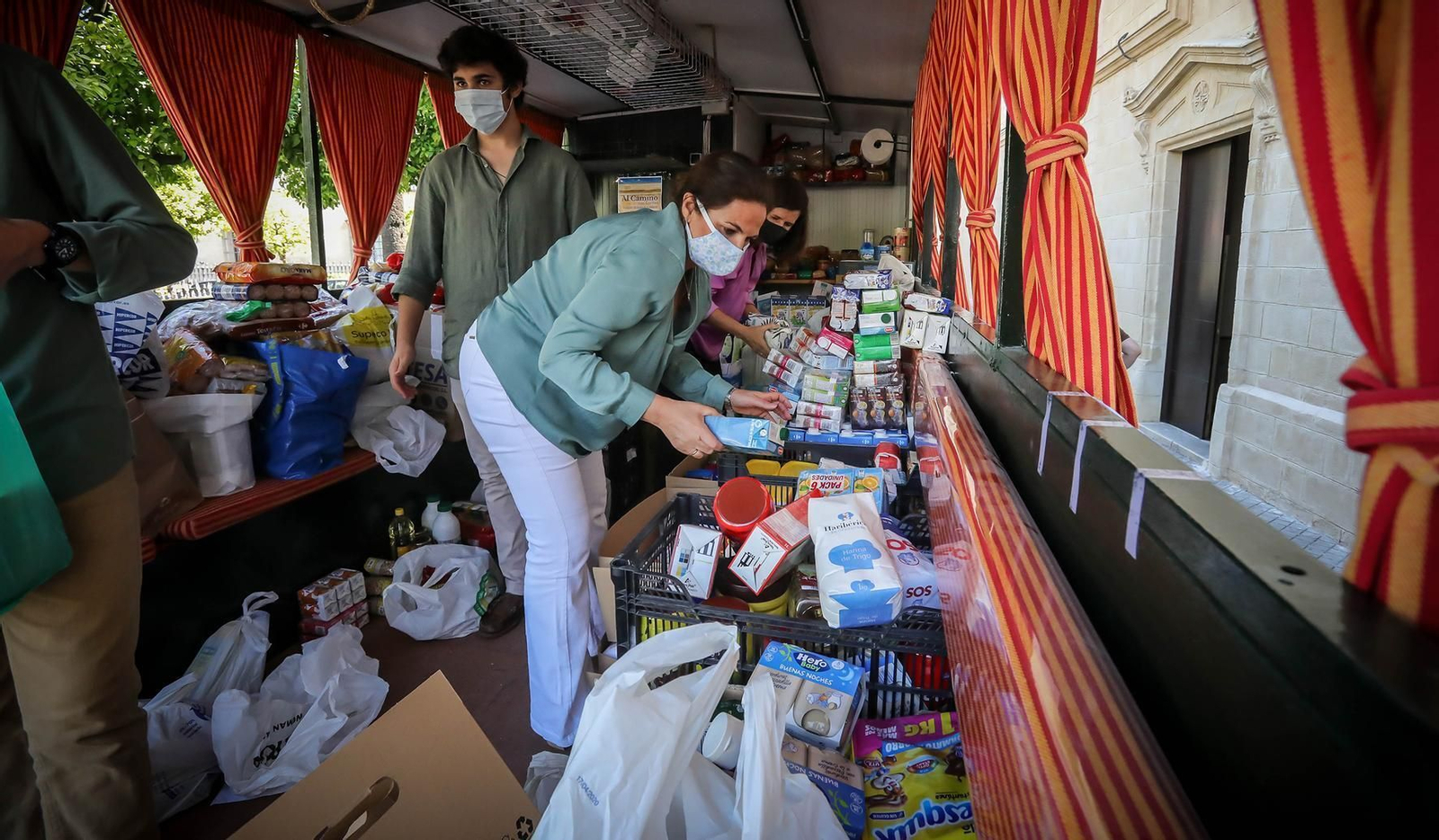 La Hermandad del Rocío de Jerez recoge alimentos para Cáritas