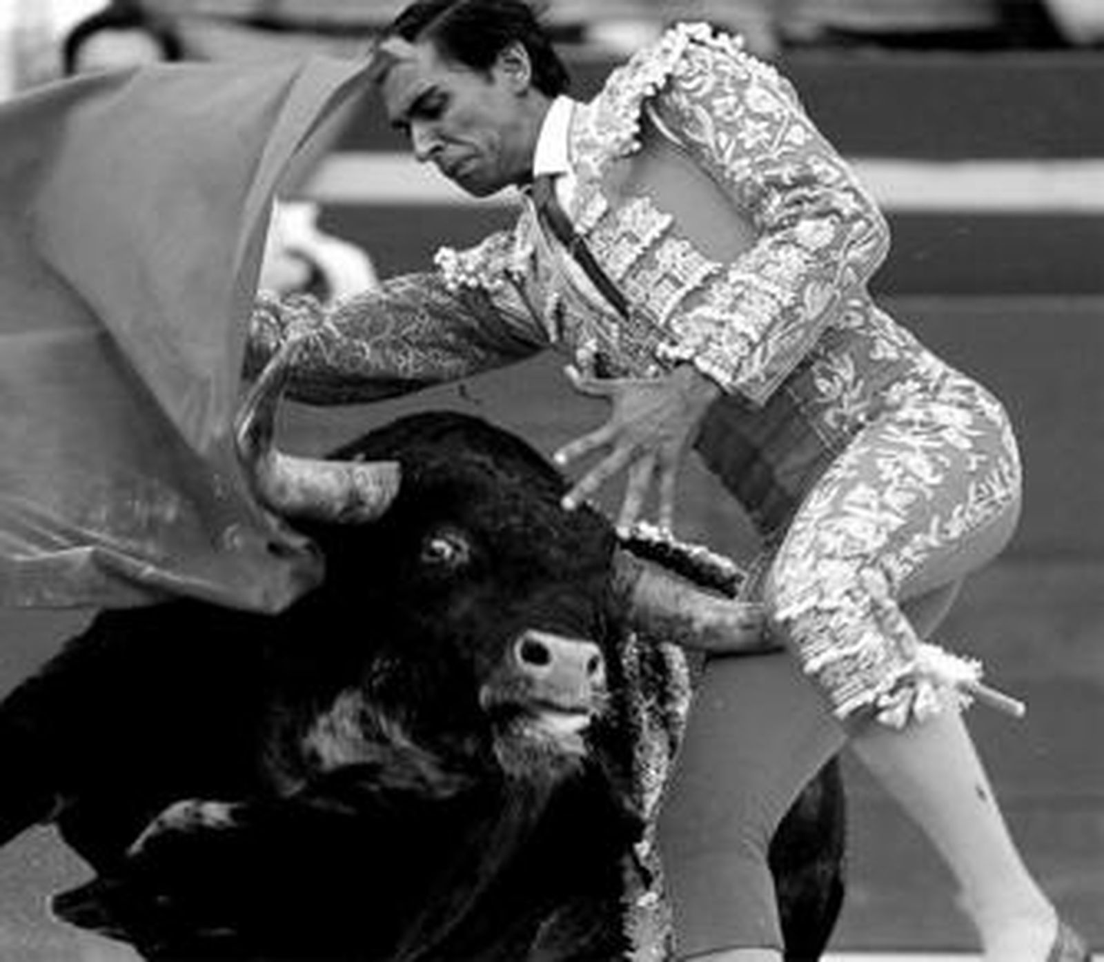 Salvador Vega saliendo a hombros de Roquetas junto a Ruiz Manuel.