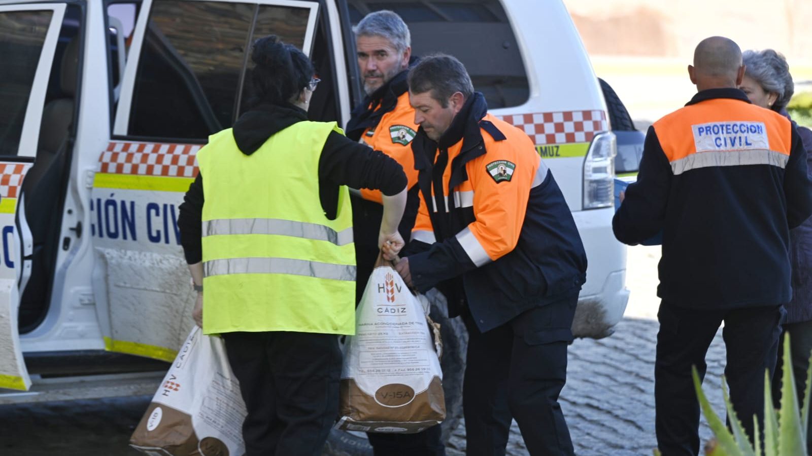 Miembros de Protección Civil llevan comida a la zona cero para las personas afectadas.