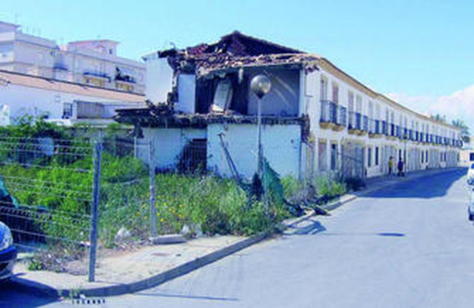 A la izquierda el espacio libre tras el derribo de tres viviendas en Lepe, el reto están clausuradas.