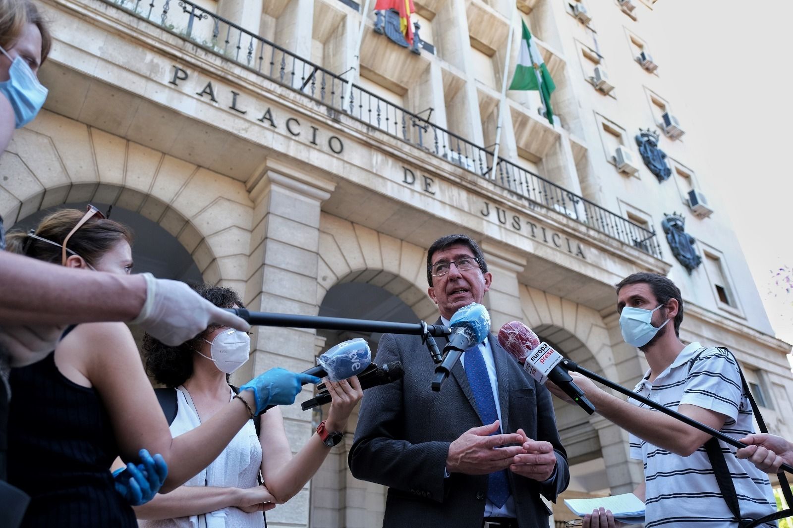 Juan Marín atendiendo a los periodistas en una reciente visita a la Audiencia de Sevilla